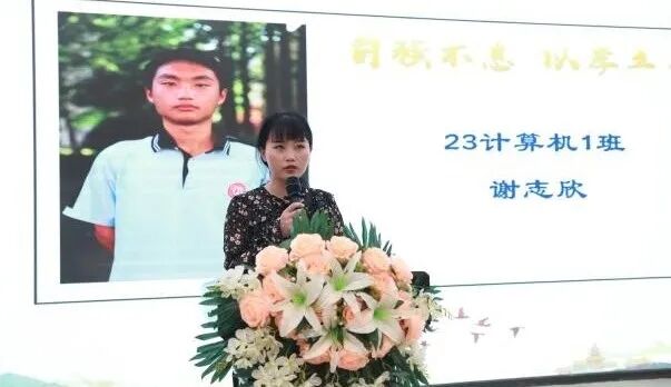 航空教研组长刘婷老师,计算机教研组长韩晓老师,上一届孝心少年李鑫豪