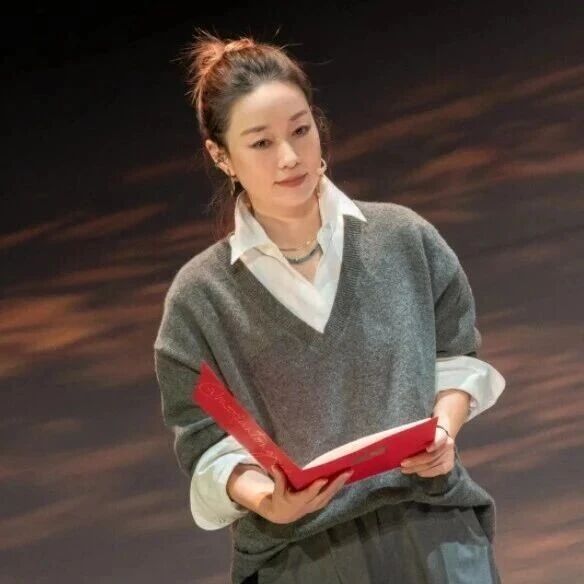 马伊琍新发型让人眼前一亮,49岁状态美得更突出了