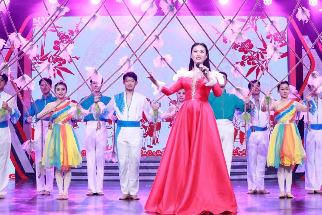 黄河迁建大发展,真人真事谱新编,情景歌舞《村长外号叫"老邪"》角度新