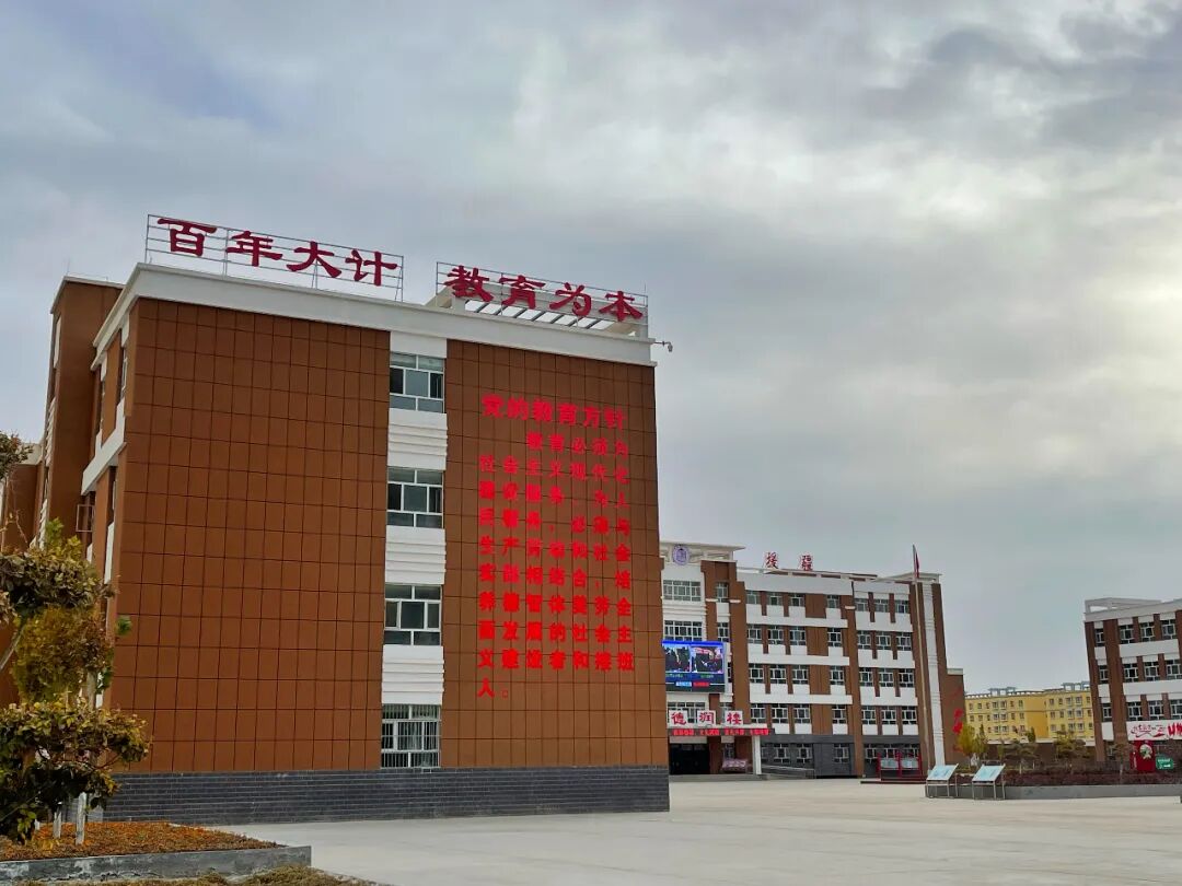 山东日照对口援建的麦盖提县第四中学是一所新建寄宿制学校,设有初中