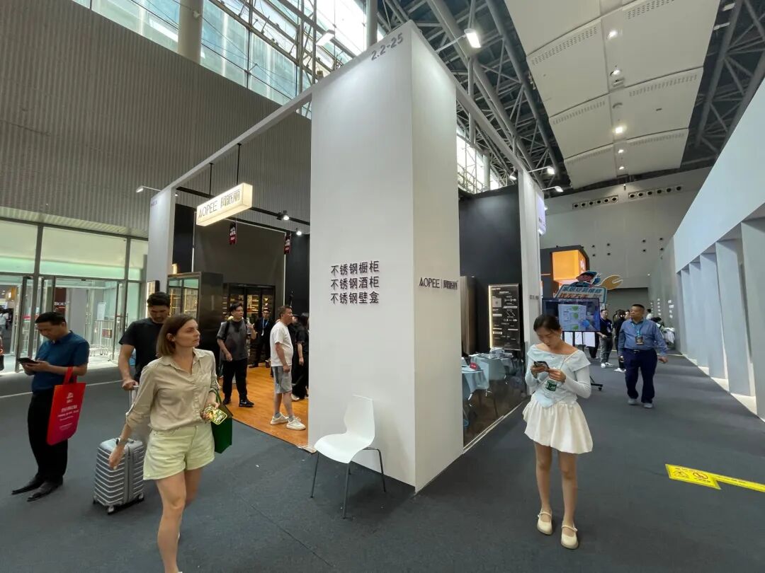 展会现场创意展位吸引观众