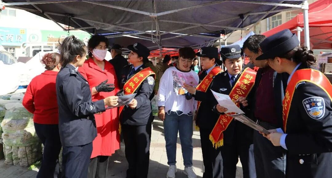 4月7日,尉犁县公安局组织刑侦,交警,治安等多警种走进街头集市,利用"