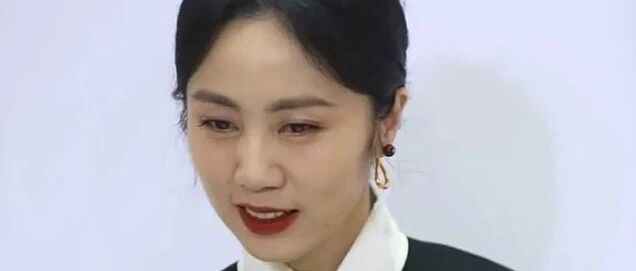 孙莉罕见出席活动，鱼尾纹比眼妆还抢镜，深色裙子更是显老！