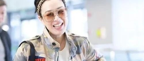 钟丽缇穿豹纹连体装现身机场，身材发福，三围几乎在同一水平