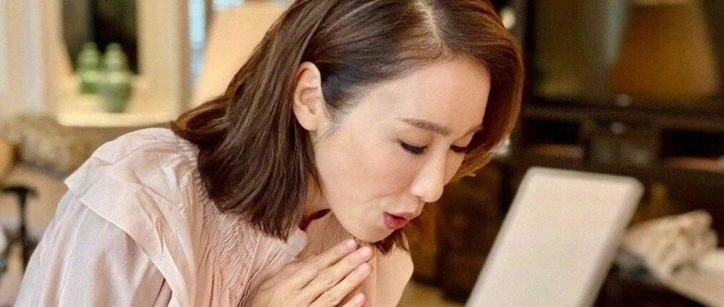 黎姿不愧是原装女神级港星，如今49岁气质和颜值不输一线花旦