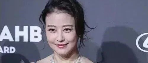 周海媚活动照曝光，脸颊饱满苹果肌明显，但眼周纹暴露了真实年龄