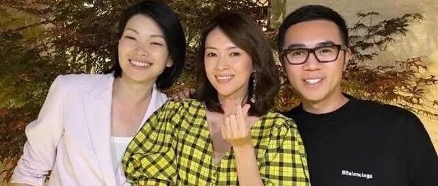 章子怡跟好友合影，脸色暗黄无光泽，气质大不如从前！