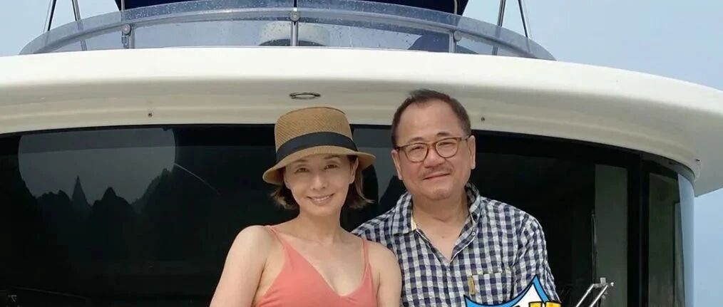 毛舜筠60岁了还大秀美腿，除了眼窝凹陷外，还真看不出年纪！