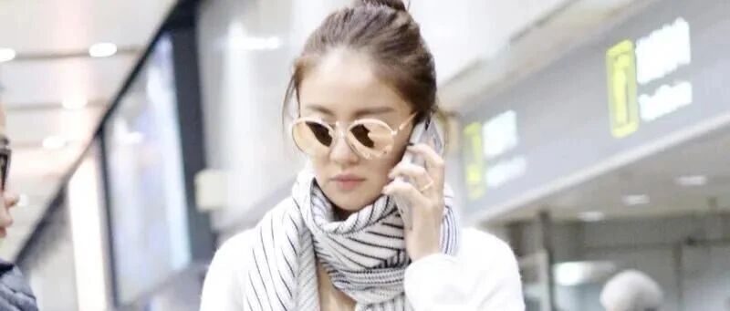 安以轩生完二胎身材都不走样？V领毛衣搭紧身裤，还是像少女一般