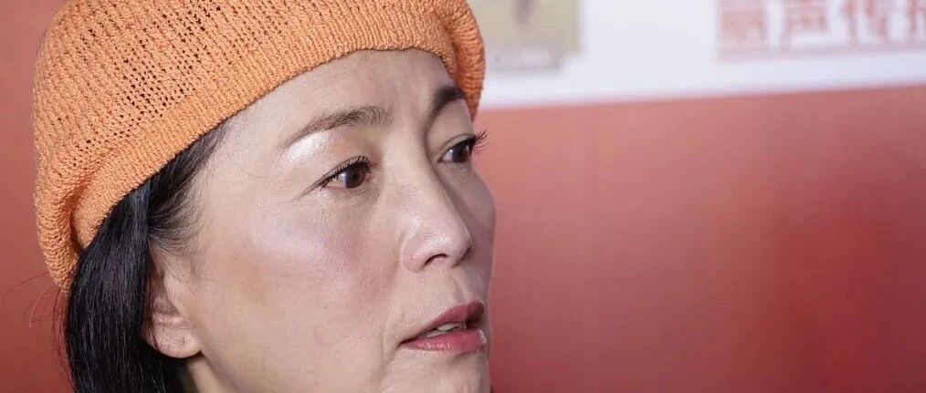 苑琼丹不受年龄限制，60岁还穿红格子裤子，一身亮色很耀眼