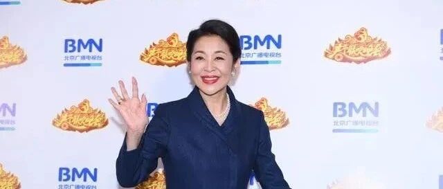 倪萍瘦下来是真有气质，穿一身西服套裙，感觉又美回了20年前！