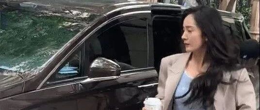 杨幂在街头被拍，整个人消瘦腿细如牙签，气质看起来很普通！