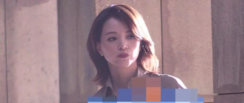 董卿一姐气质很足，连体裤拍照御姐范满满，状态显得很年轻