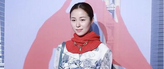 江一燕穿搭不注重协调！上身水墨上衣搭配红色围脖，不土气很养眼