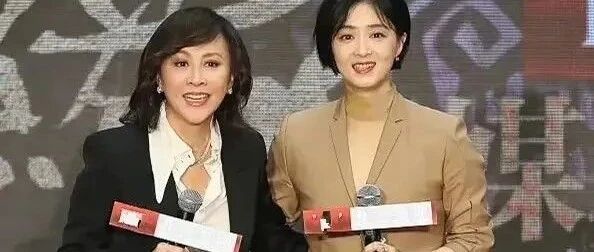 刘嘉玲、蒋欣穿西装同台，但一看下半身蒋欣就妥妥的赢了！