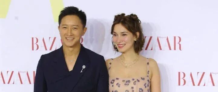 韩庚老婆远看五官精致，穿个吊带长裙很小女人，近看就显得老气了