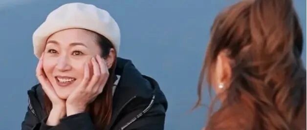 万绮雯看起来没变化，四肢纤细身材好，可惜笑起来眼角纹太明显