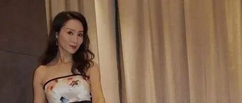 郭可盈越老越有韵味！斜肩上衣搭配喇叭裤，都能跟嫩模比一比！