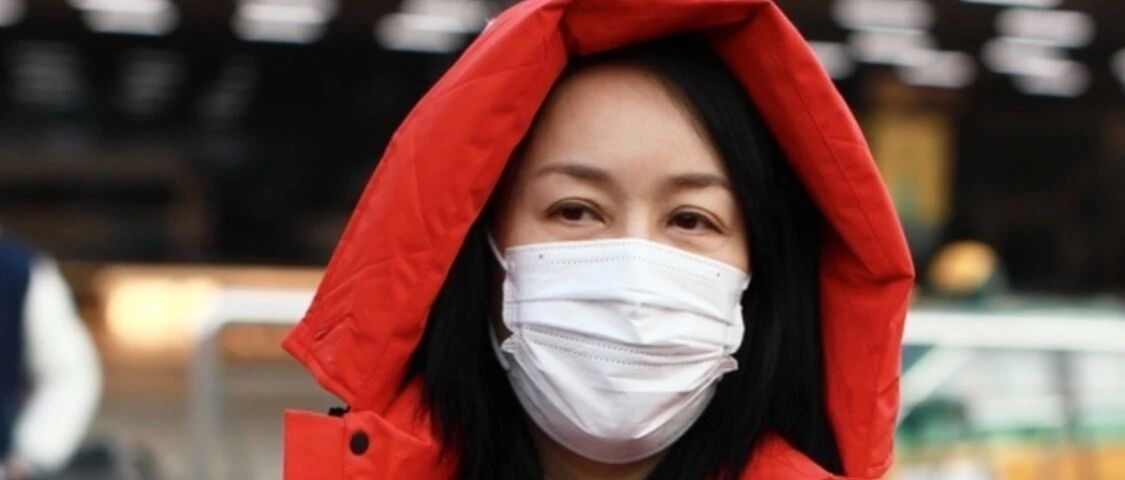 那英够随性的！素颜穿一双老年鞋就现身，大大方方一点不遮掩