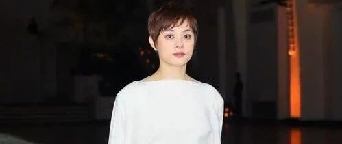 孙俪穿小短裙扮嫩暴露了“直筒腰”的缺点，看不着一点显年轻