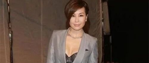 50岁伍咏薇穿泳装秀身材，皮肤虽然白皙，但衰老感很明显