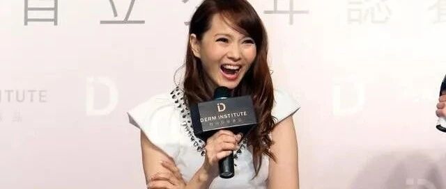 伊能静穿紫红色芭比裙装，野性和性感遮掩53岁年龄，看起来像少女