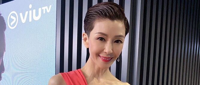 51岁伍咏薇穿抹胸彩虹裙亮相，但骨瘦的身材和松弛皮肤出卖年龄