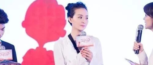 王艳戴鸭舌帽都遮不住眼袋，年龄感比较明显，但气质还能撑场面