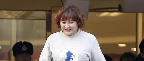 贾玲一身休闲装扮现身机场，真正胖成“球”了，网友：过200斤了