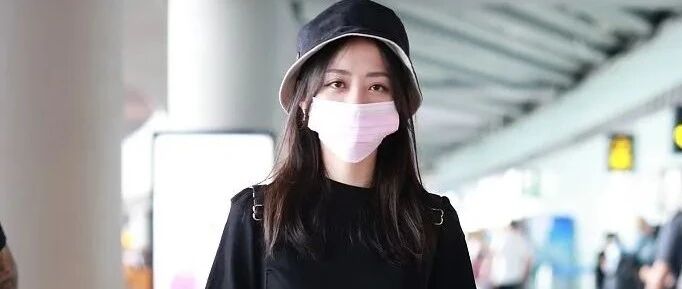 张靓颖一身黑色打扮简约时尚，但长筒袜配平跟皮鞋夏天不热吗