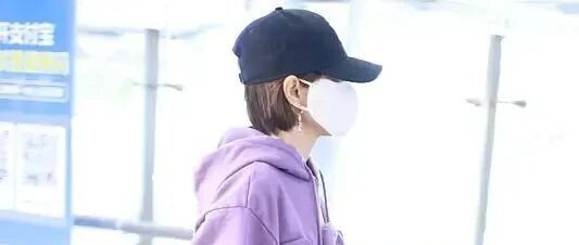 马伊利穿卫衣搭配休闲裤，尽显五五分的身材，和平时差距大啊