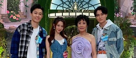 汪明荃穿紫色抹胸上衣，爱美的心不减，松弛皮肤和皱纹暴露年龄