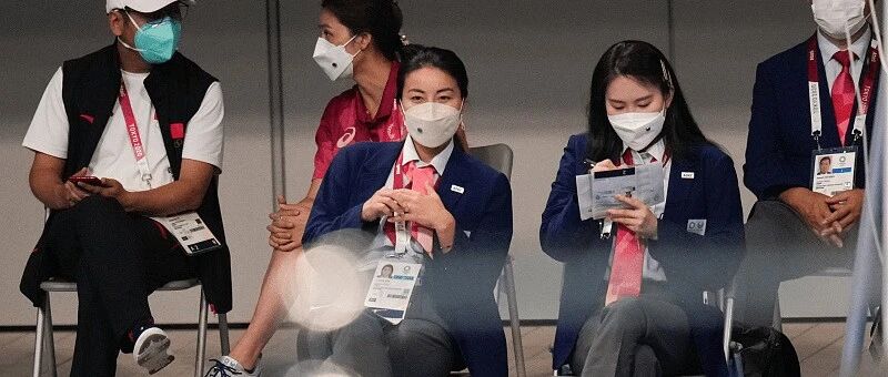 郭晶晶身材虽一般，但是气场还是十足的，穿起西装来帅气的不得了