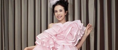 莫文蔚穿粉嫩叠花裙出镜，隔着屏都觉得尴尬，扮嫩有点过了