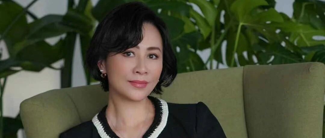 年龄就不是问题，刘嘉玲穿网纹丝袜配短裙，凸显时髦性格又减龄！