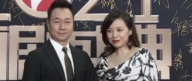 邓翠雯走红毯被忽视？脸上皱纹明显老态出众，确实气场不如从前了