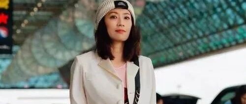 贾静雯扎马尾配黑裙打扮显嫩，但脖子上的皱纹却暴露了年龄！