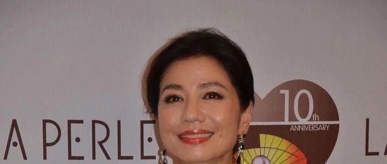 钟楚红深V长裙配黑色小西装气质满满，网友：60岁30的身材