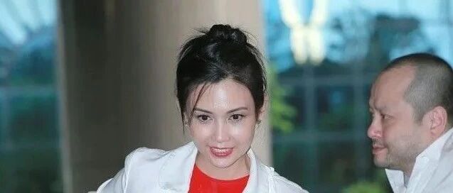 邱淑贞一身白色破洞外套出街，气质优雅大方，完全没有衰老感！