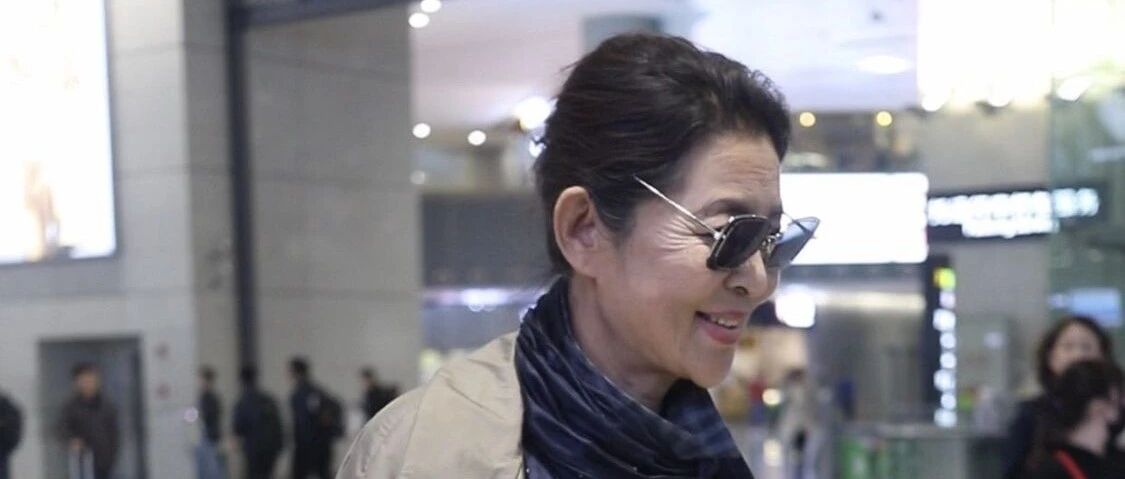 倪萍现身机场，在贵的衣服穿上还是难掩老态，老奶奶的气息很明显