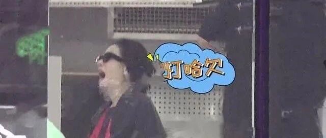 王菲形象下滑？素颜发型凌乱有油光，完全不在乎别人怎么看！