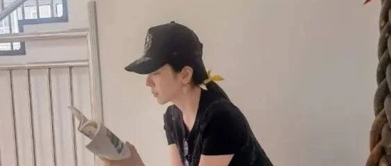 李思思陪娃上课，一身简装还不忘看书，妥妥的学霸女神范啊!