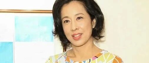 朱玲玲老了还有魅力！穿印花裙都很时髦，一点老阿姨的味道都没有