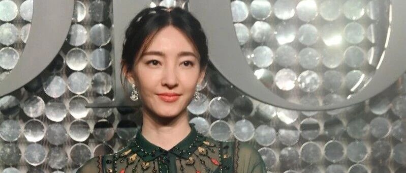 穿深色裙子得谨慎!王丽坤肌肤细白都踩坑，把颈纹展现的淋漓尽致