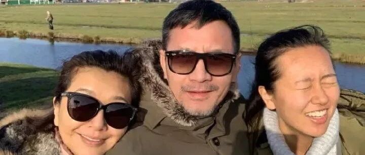 江珊罕见晒家庭照！全程素颜一点不怕露出皱纹，自信的让人羡慕