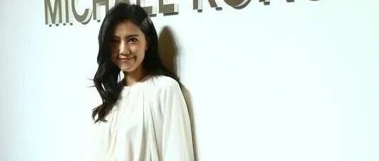 高圆圆经典的“黑白”打扮现身，迷人笑容配上逆天颜值无懈可击