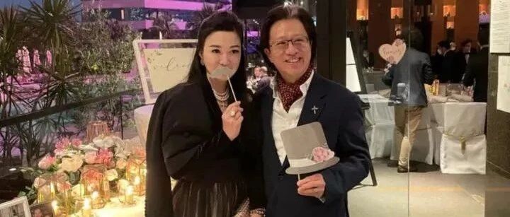 陈少霞为了凸显贵妇气息，狂戴三条珍珠项链，一看就价值不菲！