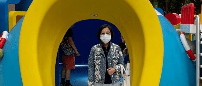 汪明荃时尚感很强，就是搭配上身出不来效果，有点扮嫩得味道呢！