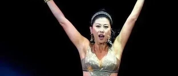 叶倩文复出再登舞台，但这身“省布料”的裙装有点辣眼睛!