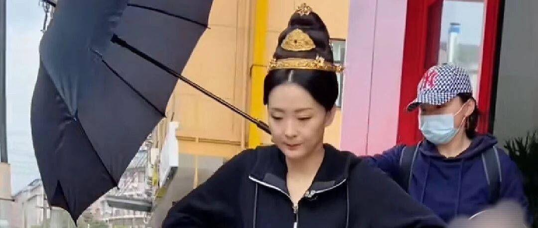 王艳离开精修图，也是满脸憔悴和老态，不过“阔太”架子还是很足